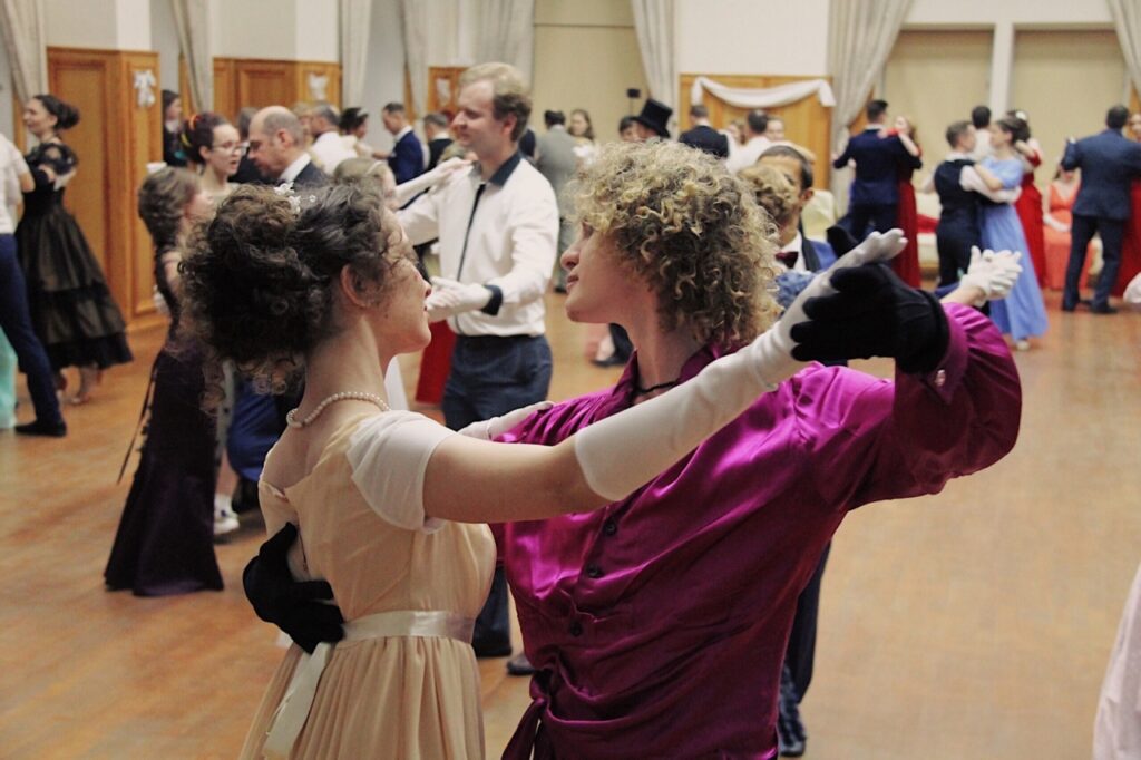 В Екатеринбургской епархии состоялся Осенний бал православной и светской молодежи