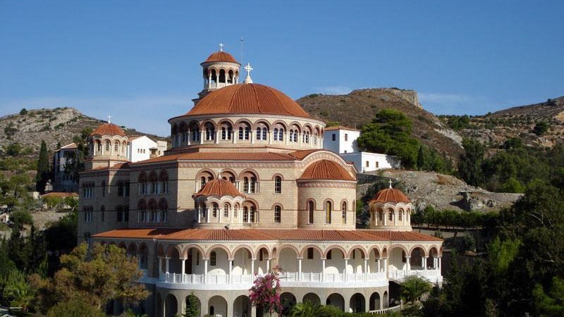 Sute de români merg în insula Eghina de sărbătoarea Sfântului Nectarie