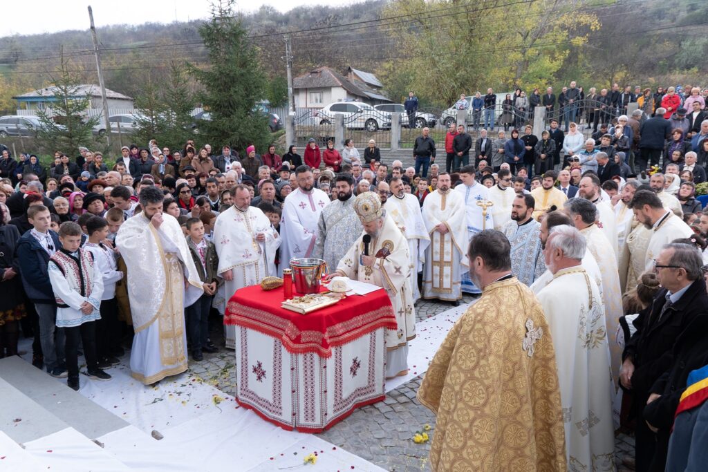 Arhiepiscopul Casian a sfinţit biserica din Vlădeşti a cărei piatră de temelie a fost aşezată în 2007