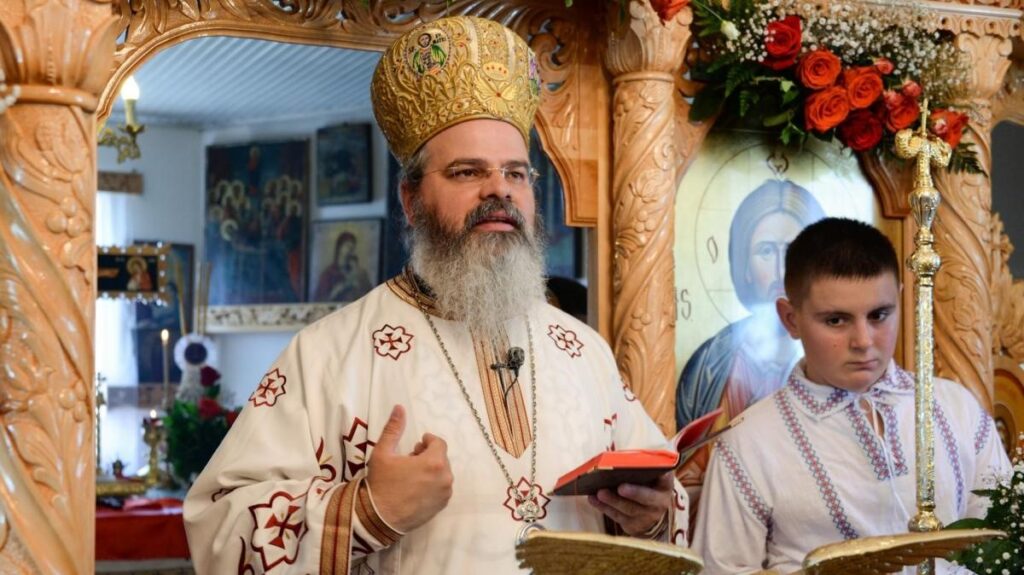 Episcopul Hușilor spune că ar fi minunat să fim dependenți de Biblie așa cum suntem de smartphone