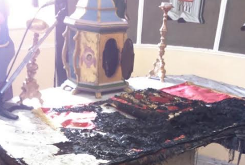 Запаљен олтар цркве на Хиосу