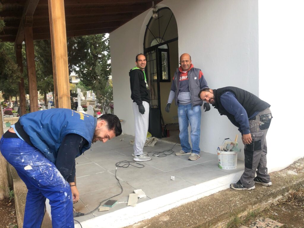 Εθελοντές έβαψαν το εκκλησάκι στο νεκροταφείο Τριαδίου