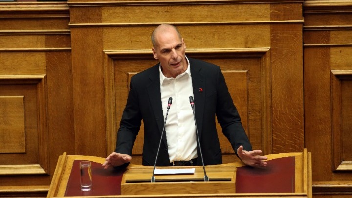 Βαρουφάκης: “Αναχρονιστικός ο θρησκευτικός όρκος”