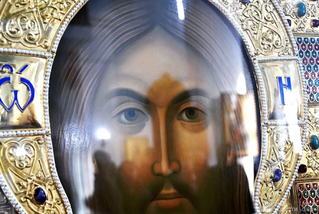 Икону “Спас Нерукотворный” и мощи святых самолетом доставили на Сахалин