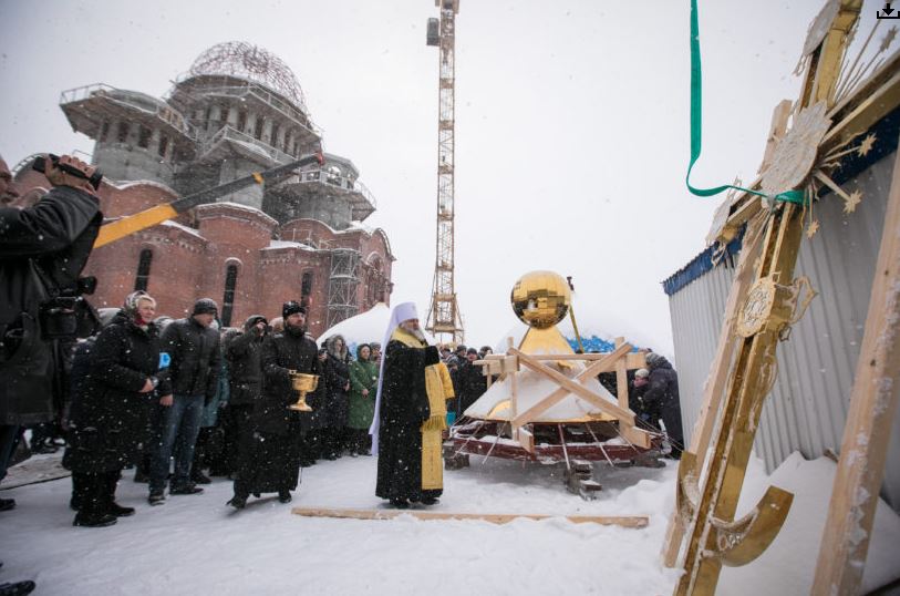 Митрополит Ханты-Мансийский Павел освятил купола и кресты для строящегося Троицкого кафедрального собора г. Сургута