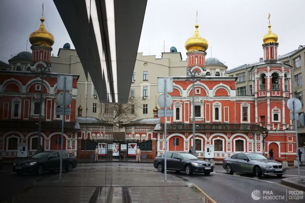 “Плачем и молимся”: чего ждут на Александрийском подворье в Москве