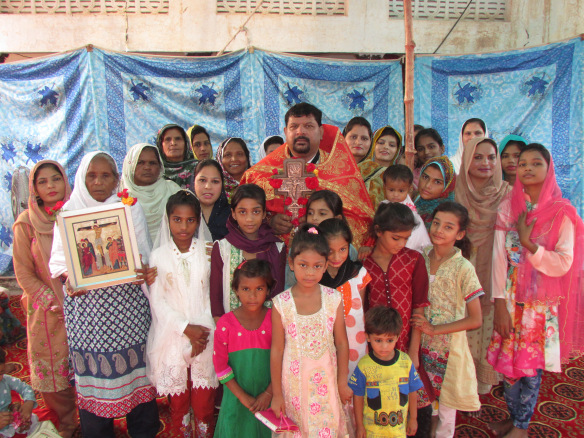 Ο ιερέας στο Πακιστάν που δίνει καθημερινά μαρτυρία Χριστού (ΒΙΝΤΕΟ)
