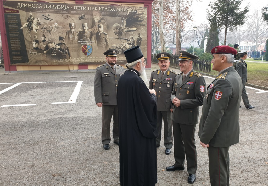 Епископ Милутин на заклетви децембарске класе у Касарни „Војвода Живојин Мишић“