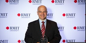 Αυστραλιανό Πανεπιστήμιο απένειμε κορυφαίο βραβείο σε ομογενή καθηγητή!