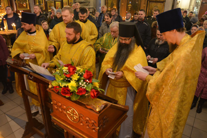 В Мурманске прошел молебен о пострадавших при пожаре на авианосце “Адмирал Кузнецов”