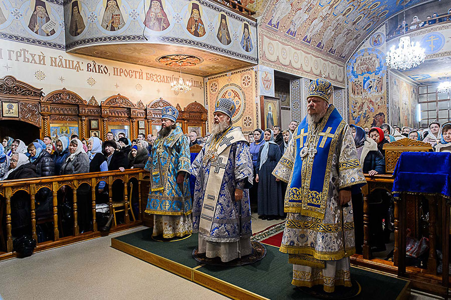 Митрополит Казахстанский Александр возглавил торжества по случаю престольного праздника Введенского кафедрального собора Караганды