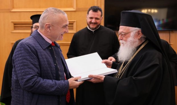 Το δώρο του Αρχιεπ. Αλβανίας στον Ι. Μέτα