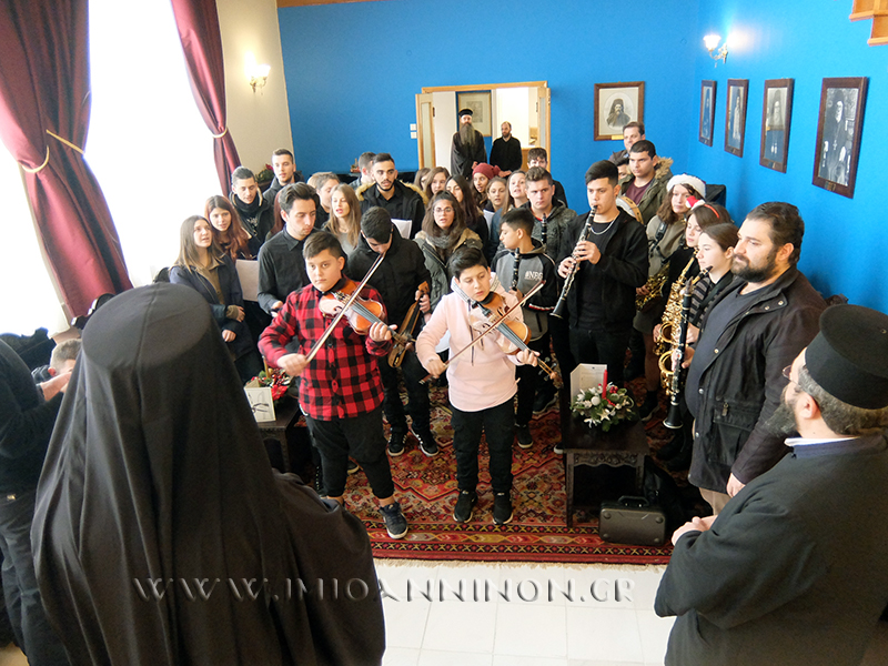 Απο παιδικές φωνές τα κάλαντα στον Μητροπολίτη Ιωαννίνων