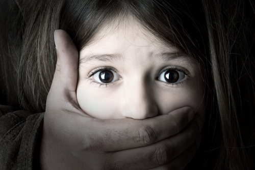Σπάει το απόρρητο της εξομολόγησης όταν «ομολογείται» παιδική κακοποίηση