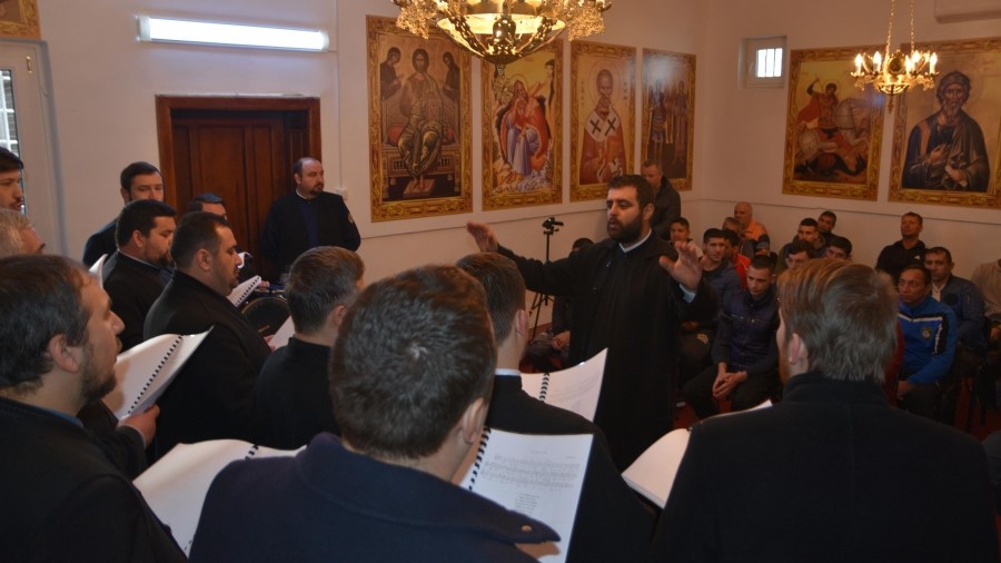 Persoanele din Penitenciarul Drobeta-Turnu-Severin au primit colindul Corului Kinonia în noua lor capelă