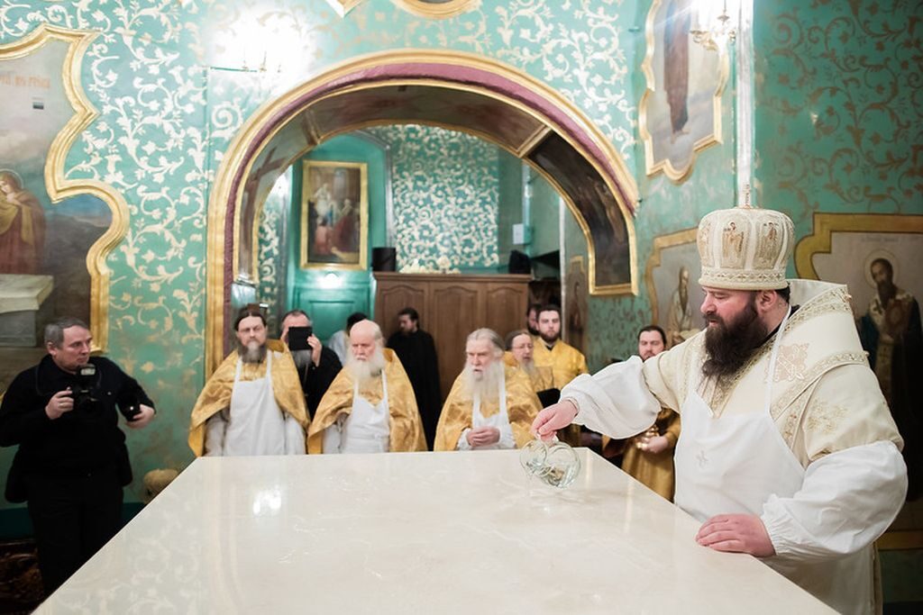 Епископ Парамон освятил новый престол в Сергиевском храме Троице-Сергиевой лавры и отслужил в нем Литургию