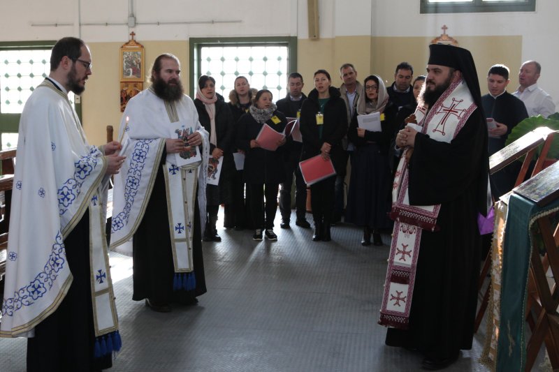 Mângâiere de sărbători: PS Anatasie de Bogdania a vizitat deținuții din penitenciarul Viterbo