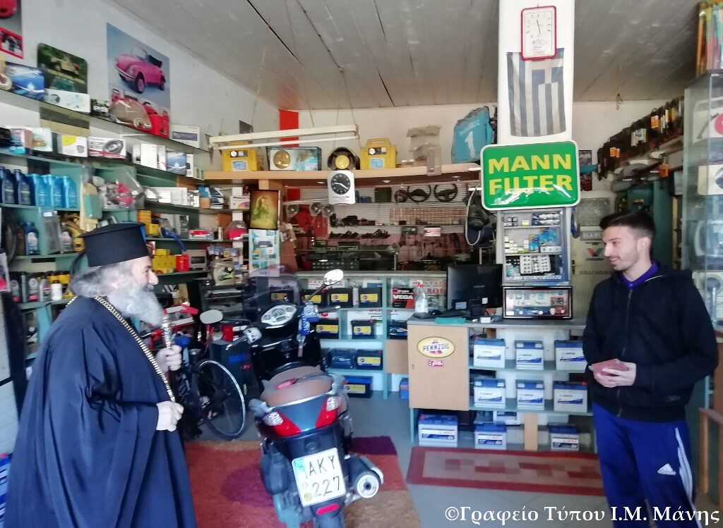 Μπήκε και ευλόγησε καθένα από τα μαγαζιά του Γυθείου (ΦΩΤΟ)