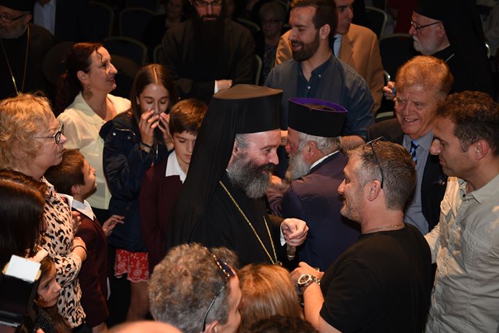 Χιλιάδες πιστοί έψαλαν τα κάλαντα στον Αρχιεπίσκοπο Μακάριο