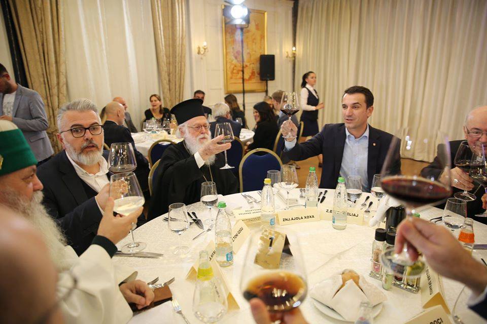 Kryetari i Bashkisë së Tiranës shtron darkën e Krishlindjes me komunitetet e krishtera