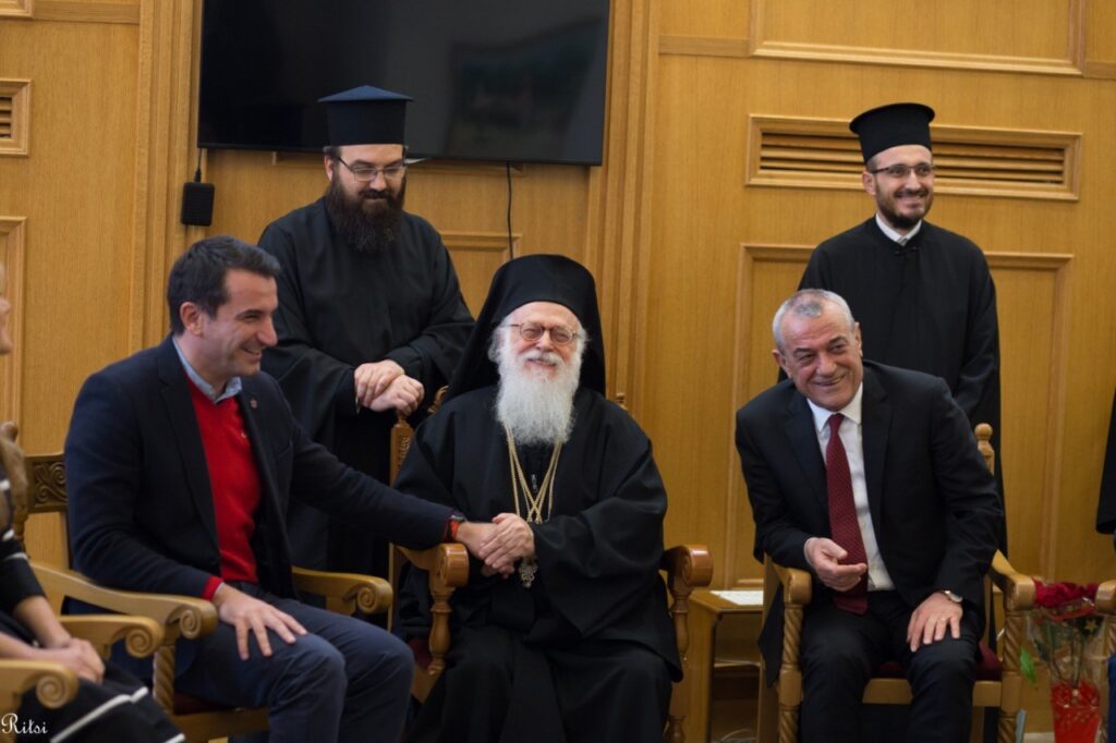 Kryepiskopi Anastas priti urimet e rastit në sallën e Qendrës Sinodike