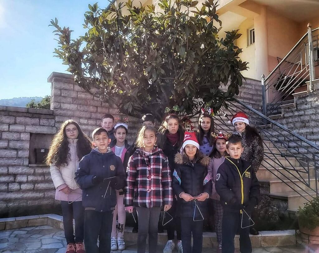 Συνεχίζουν να διατηρούν τις παραδόσεις τα Ελληνόπουλα στην Βόρεια Ήπειρο (ΒΙΝΤΕΟ)