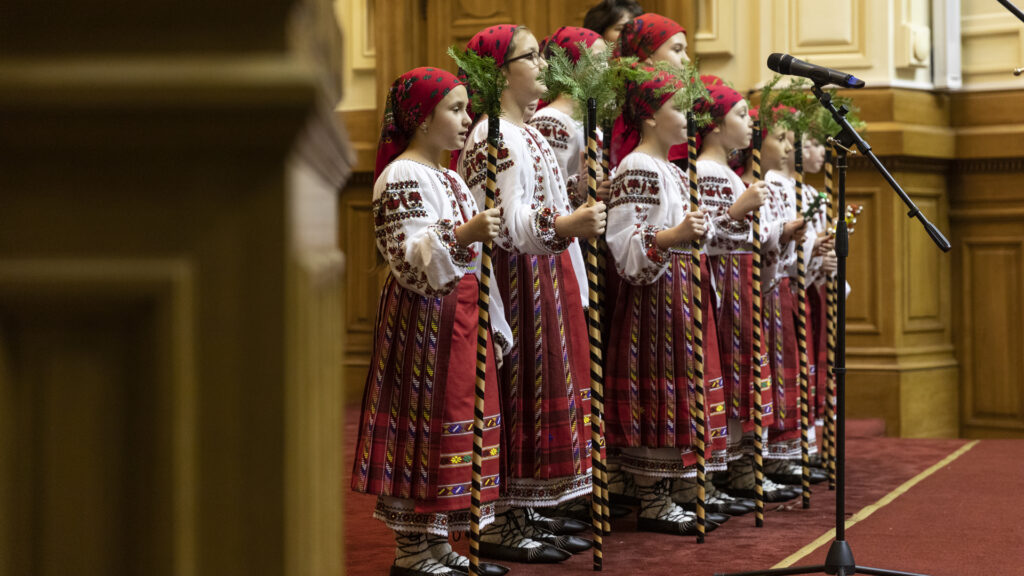 Copiii şi tradiţiile româneşti: La Patriarhie au fost prezentate colinde şi scenete de Crăciun