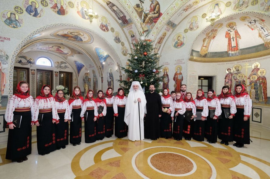 Folclor și misiune: Tinerele din Filomelos au colindat la Reședința Patriarhală în port popular