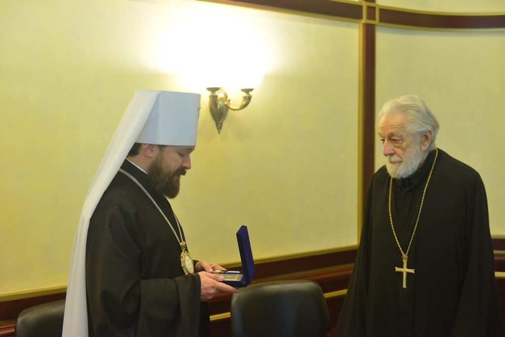 Митрополит Волоколамский Иларион вручил медаль Отдела внешних церковных связей первому настоятелю московского Подворья Православной Церкви в Америке