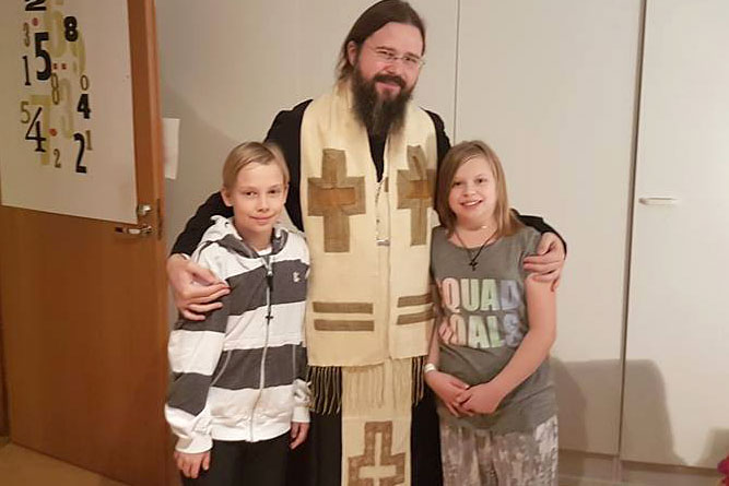 Pastorale Crăciun 2019 | PS Macarie îndeamnă la rugăciune pentru familia Smicală și cei care suferă din cauza separării