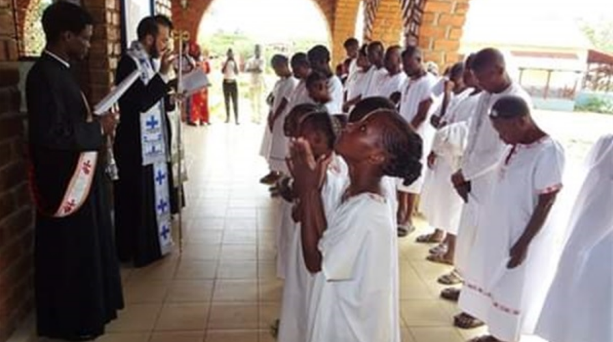 تعميد 52 شخصا من مختلف الأعمار في الكونغو (صور)