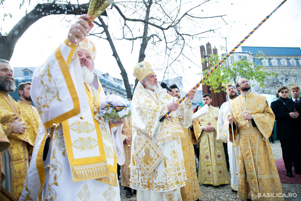 Patriarhul Daniel a resfinţit Biserica „Sf. Dumitru” – Poştă din centrul Capitalei