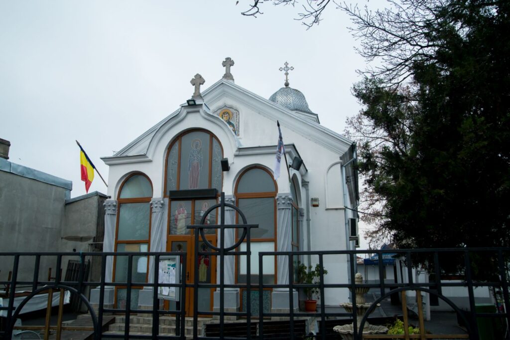 Povestea Bisericii Bariera Rahovei: Construită într-o perioadă a demolărilor, nu a scăpat de gloanțe în ‘89