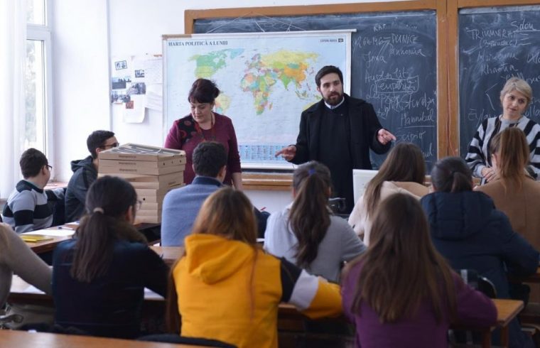 Lajme nga Bota – Rumani Kryepiskopata e Iașit angazhon mbi 10.000 studentë për të mbledhur ushqime për familjet me shumë anëtarë