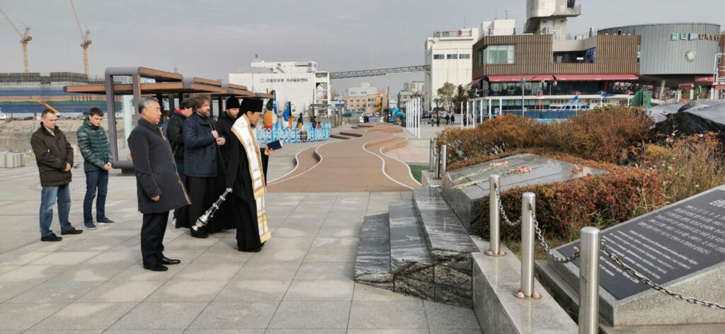 Архиепископ Корейский Феофан совершил заупокойную литию по погибшим морякам крейсера «Варяг»