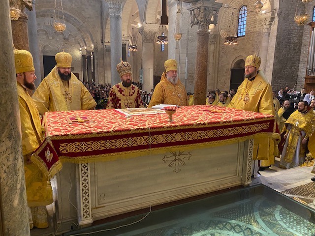 В праздник святителя Николая Чудотворца митрополит Иларион совершил Божественную литургию на мощах святителя в Бари