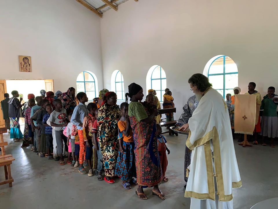 O Θεοφιλέστατος Επίσκοπος Αρούσας στο χωριό Ιμπόγκο