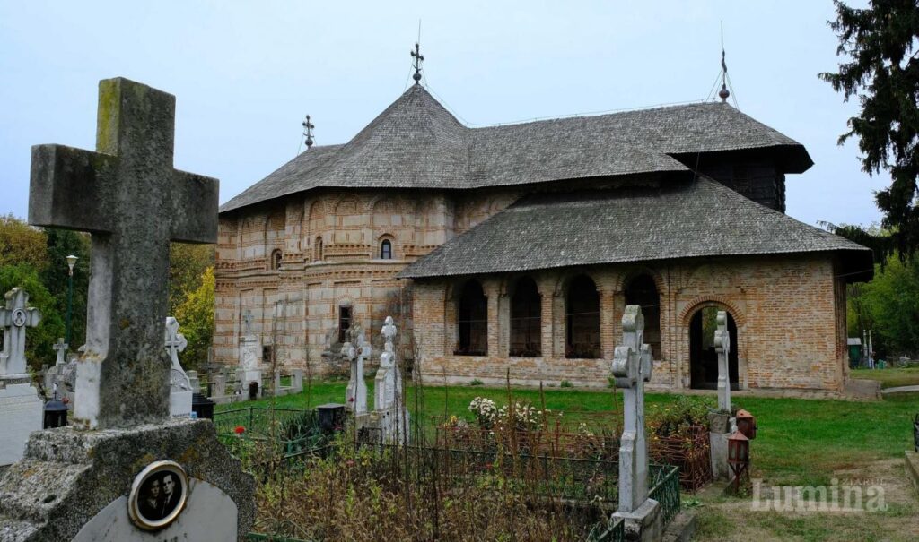 Lumina albului bisericii din Bălteni