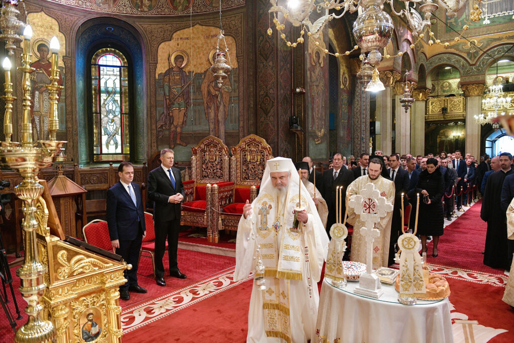 Patriarhul Daniel s-a rugat pentru eroii Revoluţiei | La slujbă a asistat Preşedintele României