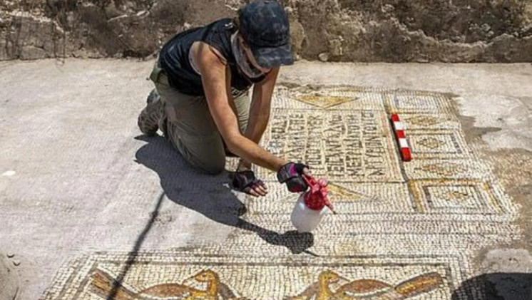 Pranë Detit të Galilesë zbulohet mozaiku 1.500 vjeçar i Mrekullisë së shumimit të pesë bukëve
