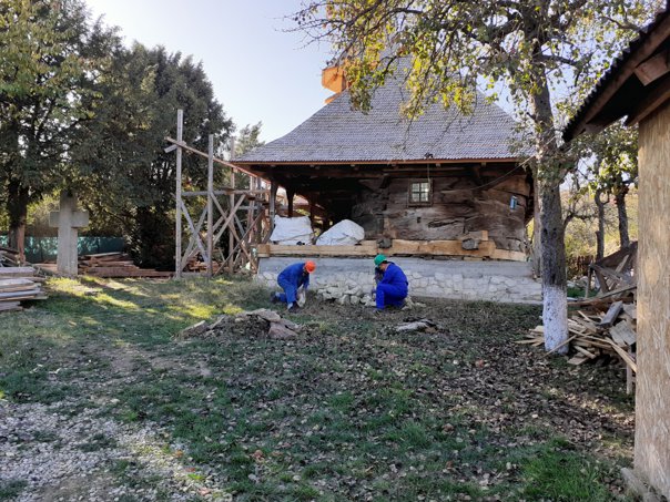 O biserică veche de aproape trei secole, care a fost dăruită Reginei Maria, este restaurată cu fonduri europene