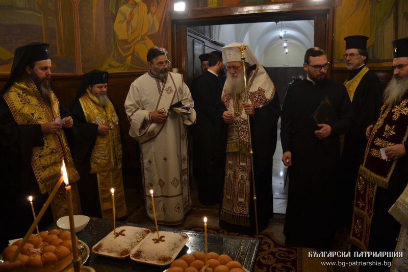 Заупокойна св. литургия и панихида за благодетелите на БПЦ бяха отслужени в Синодния параклис