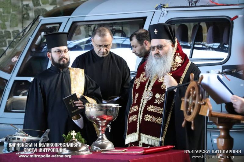 Митрополит Йоан освети нов вертолет в Морската вертолетна авиобаза “Чайка” на Никулден