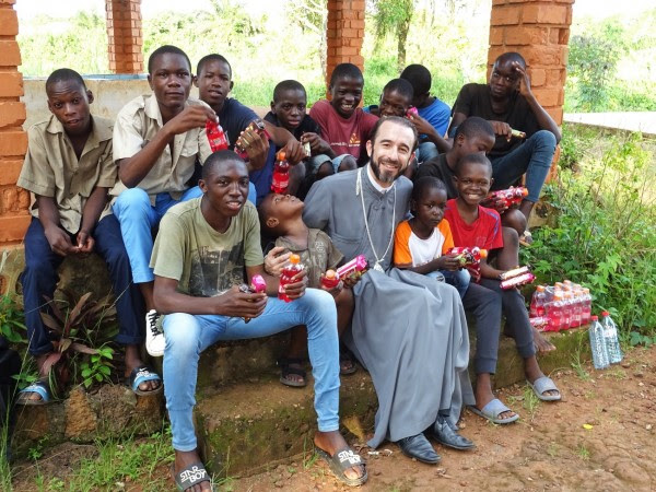 Στο πλευρό των ορφανών παιδιών της Αφρικής ένας Επίσκοπος