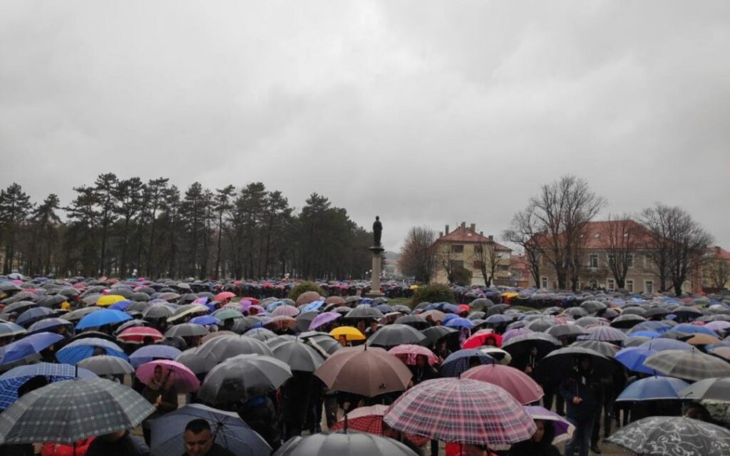 Владика Јоаникије јуришницима на Божје храмове: Не чините зло, не навлачите проклетство на своје домове, породице и потомство!