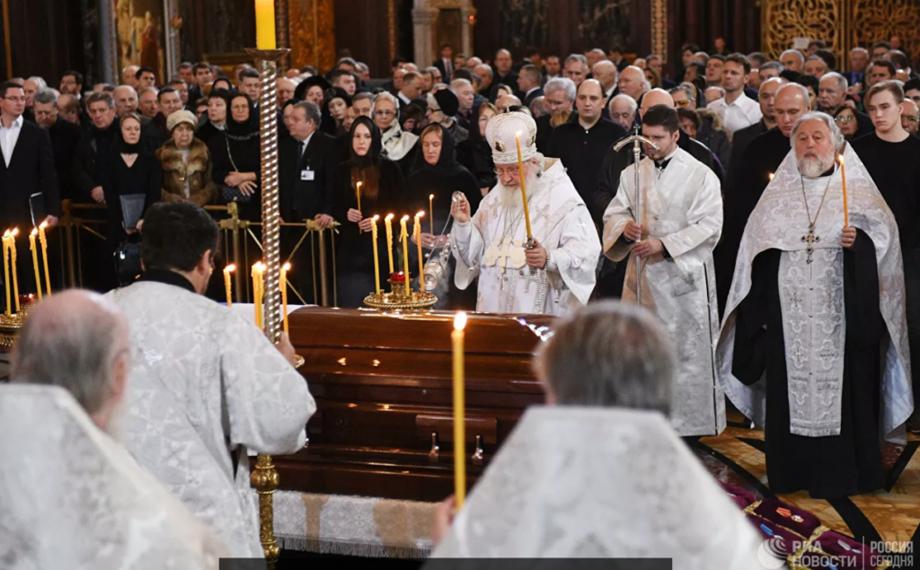 Патриарх Кирилл совершил отпевание Лужкова
