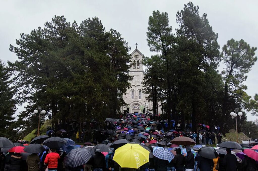 Верующие в Черногории потребовали договориться с Сербской церковью