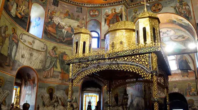 Baldakini katër shekullor i altarit në Manastirin Baçkovski shkëlqen me bukuri të re