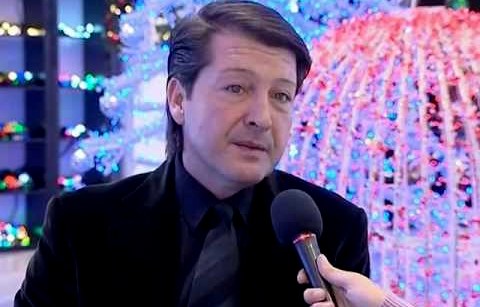 Ο Έλληνας που ανάβει τα χριστουγεννιάτικα φώτα σε 80 χώρες