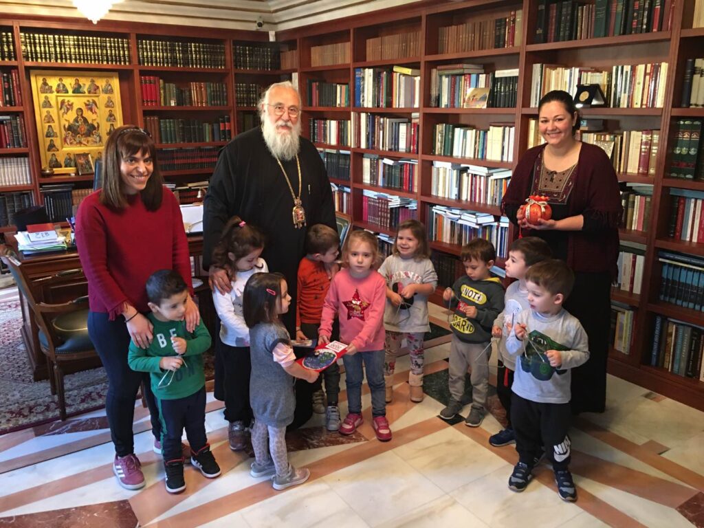 Ο Μητροπολίτης Κερκύρας έγινε για λίγο παιδί με τα παιδιά